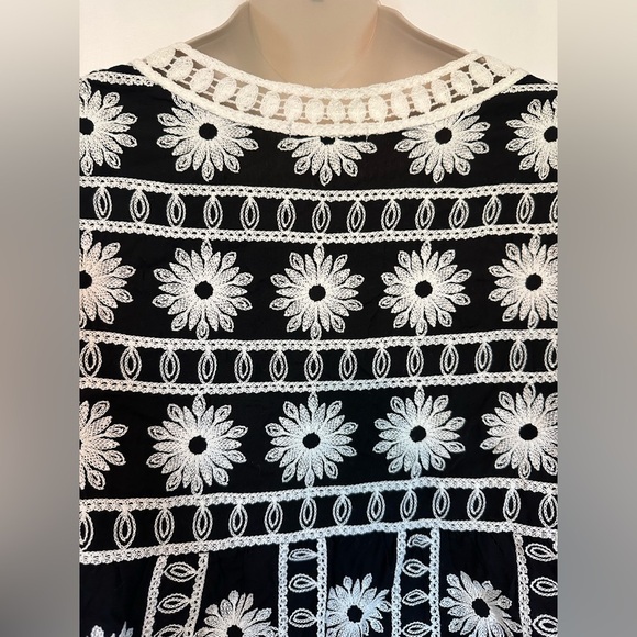 Indigo Poppy Black and White Embroidered Floral Top Size M #1798 - Picture 4 of 8
